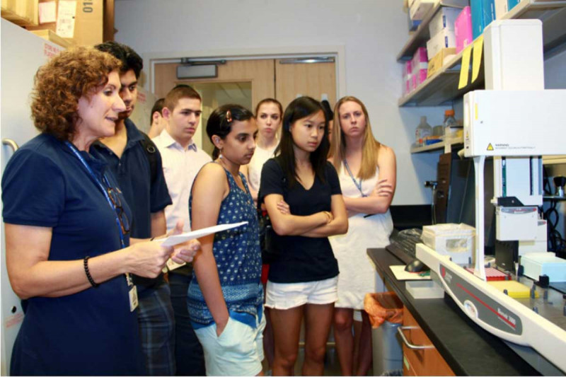 Students tour the Geoffrey Beene Translational Oncology Core Laboratory