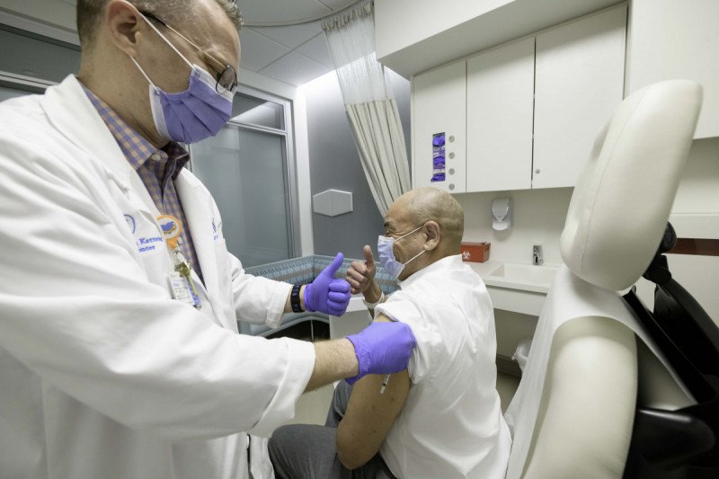 MSK nurse Curt Haase administers the vaccine