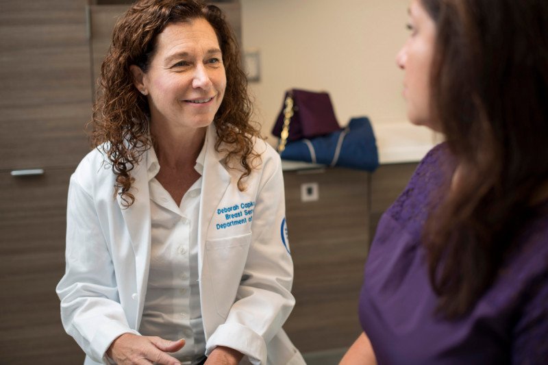 La cirujana especialista en cáncer de mama, Deborah Capko, habla con una paciente en MSK Basking Ridge.