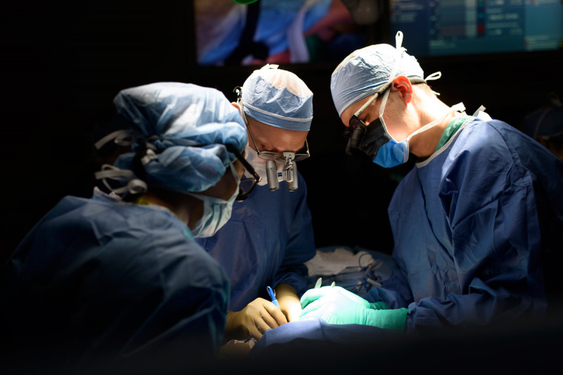 Cirujanos especialistas en reconstrucción operan a un paciente.