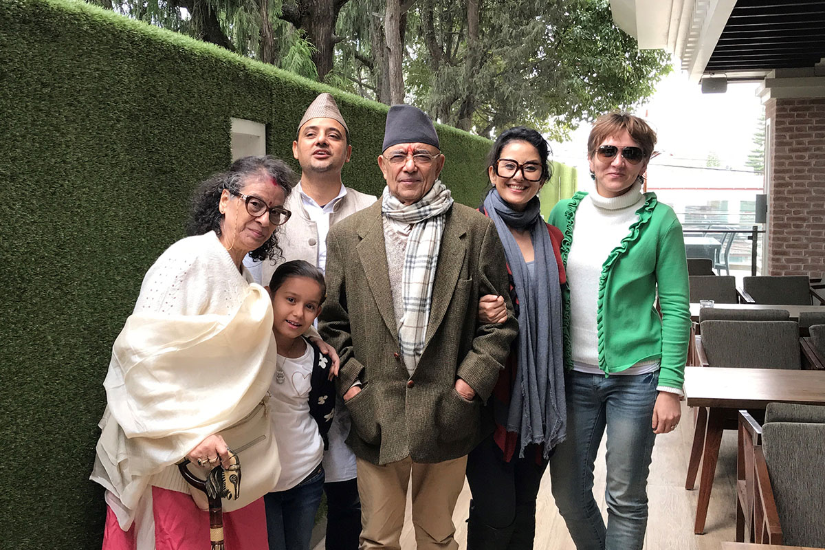Manisha Koirala posing with five family members.